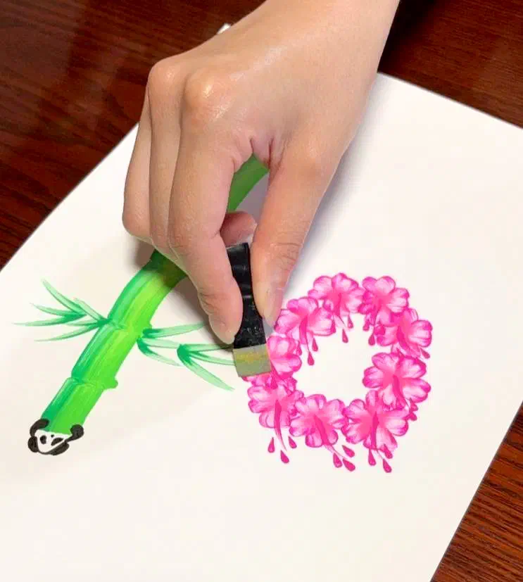 花文字を手描きで仕上げている様子